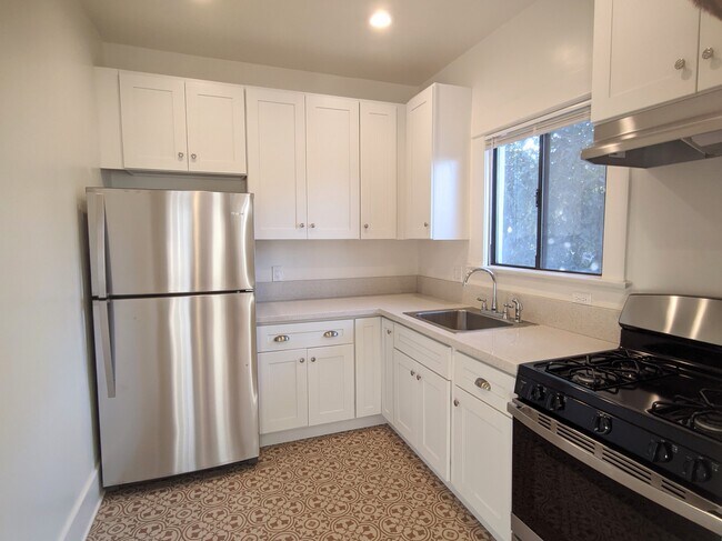 Kitchen - 128 E Avenue 32
