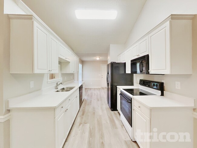 Building Photo - 1113 Dunwoody Dr