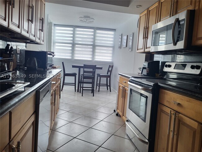 Foto del edificio - 100 Golden Isles Dr