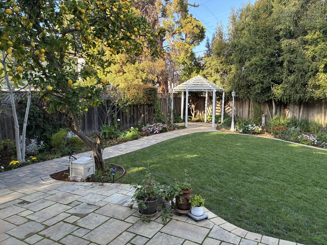 Foto del edificio - 1074 Oaktree Dr