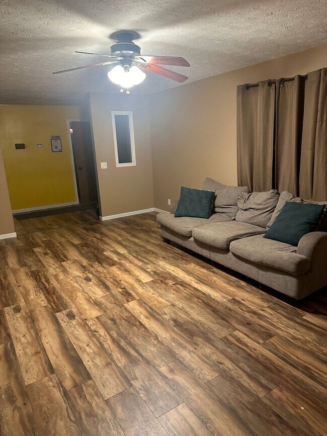 Building Photo - Spacious 3BR House in Macomb