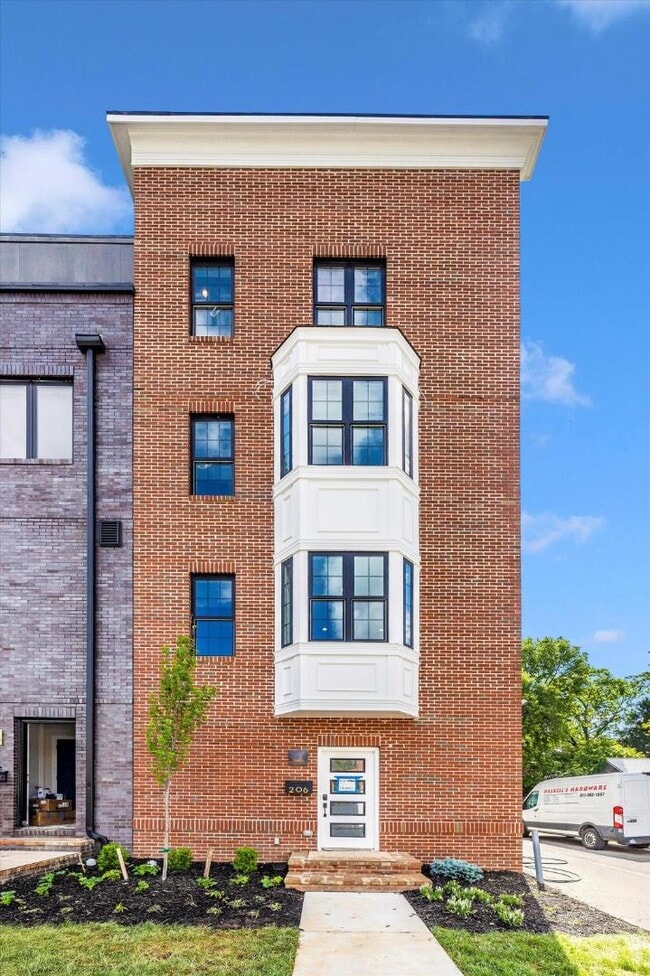 Building Photo - 204 Broadway St