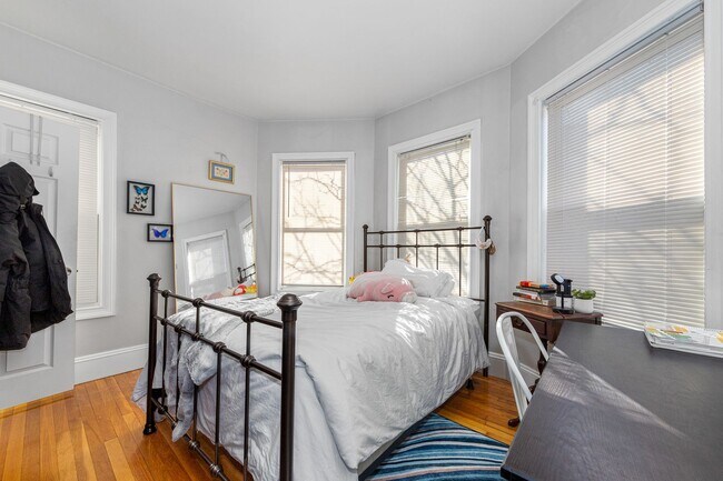 Building Photo - Fully renovated 5 bedroom unit on Mission Hill with a deck and shared backyard!