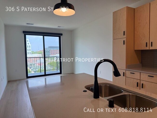 Foto del edificio - 306 S Paterson St