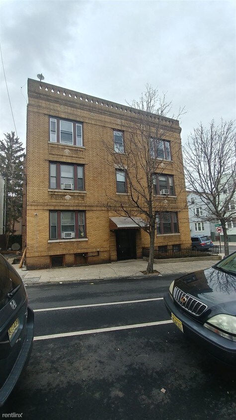 Foto principal - 162 Cator Ave