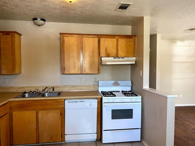 Building Photo - 2/1 Duplex Available 7/30/2025!