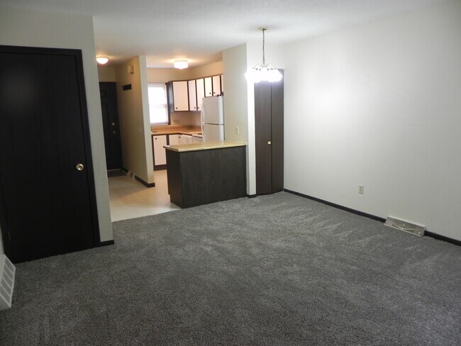 Building Photo - 1121 Brooke Park Dr