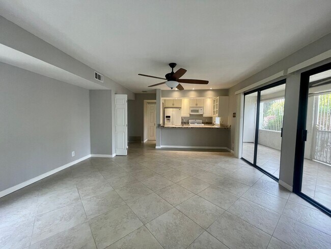 Foto del edificio - AVAILBLE NOW! 1 Bedroom 1 Bathroom Palm Springs Condo