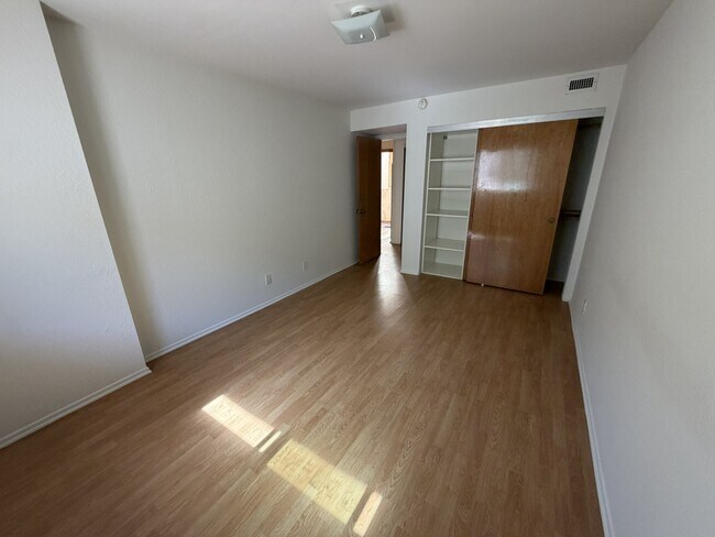 Foto del edificio - 543 E Walnut Ave