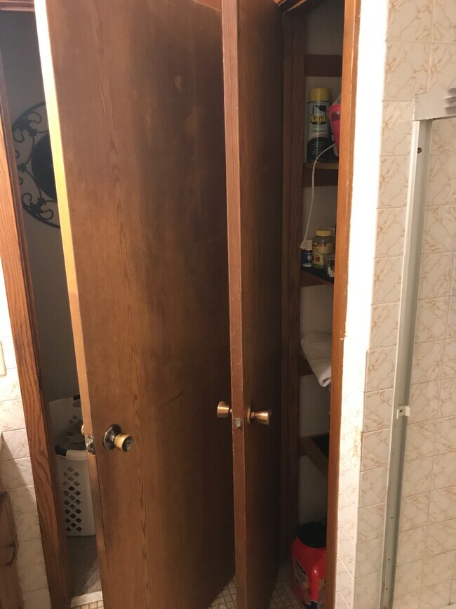 Armario y puerta al pasillo de correo desde el baño principal. - 2233 5th Ave, NE