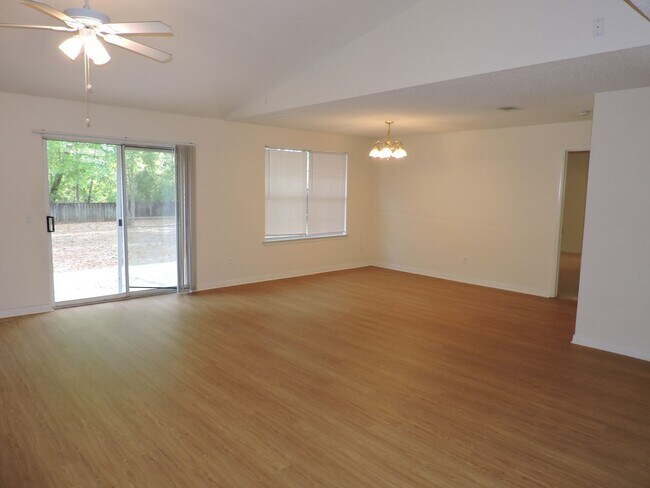 Building Photo - Centrally located with easy access to Whit...