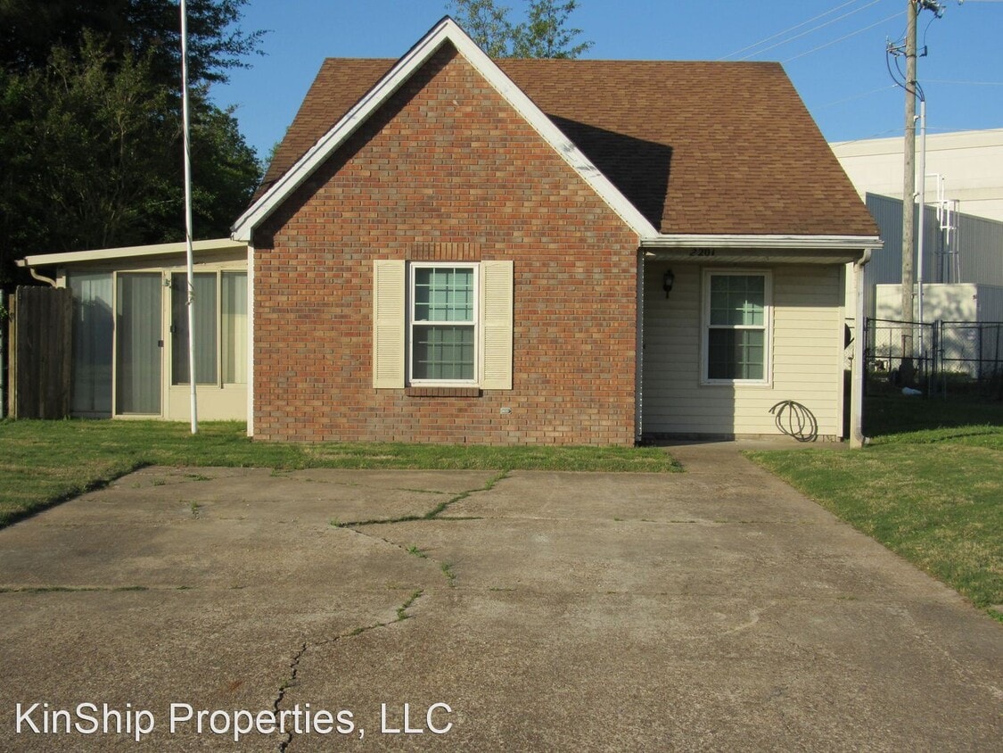 Primary Photo - 2 br, 1 bath House - 2201 Oak Creek Rd