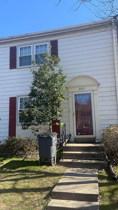 Foto principal - Inviting 3 Bed 2.5 Bath Townhome with Fenc...