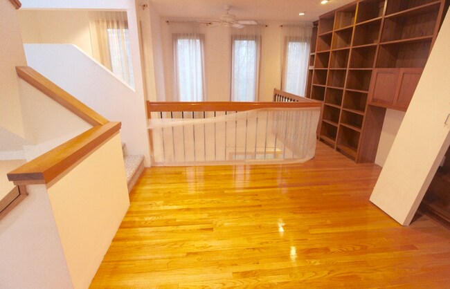 Foto del edificio - 17 Fresh Pond Pl