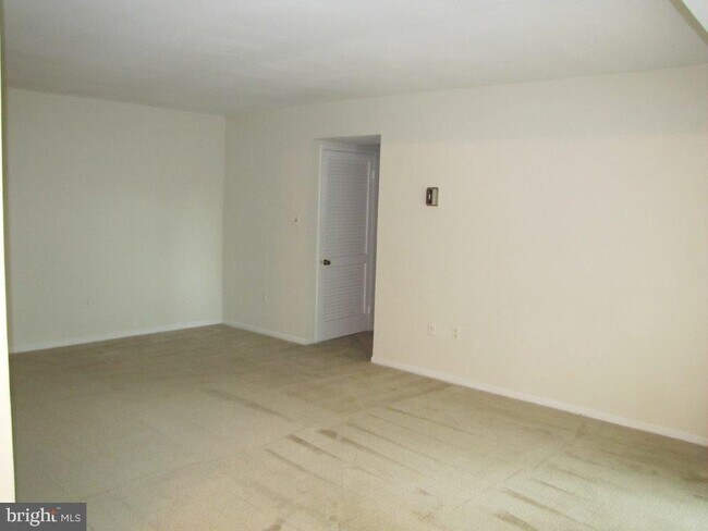 Building Photo - Spacious 2-bedroom unit