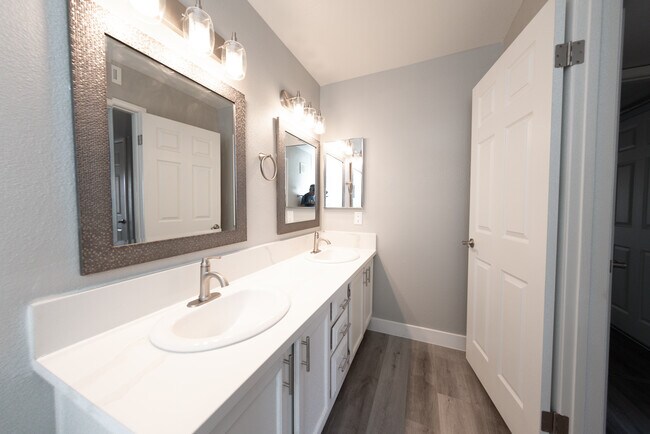 Primary Bathroom - 3425 E Russell Rd