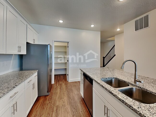 Foto del edificio - 1328 E White St