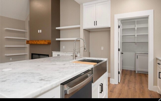 Foto del edificio - 4808 Dry Creek Rd