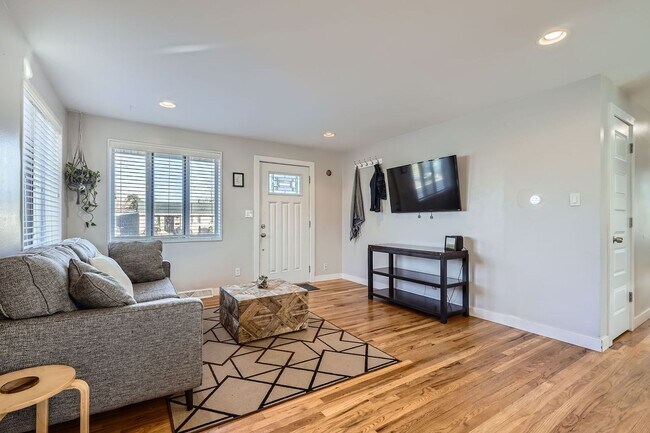 Foto del edificio - Charming, Fully Updated Home with Unique Features!