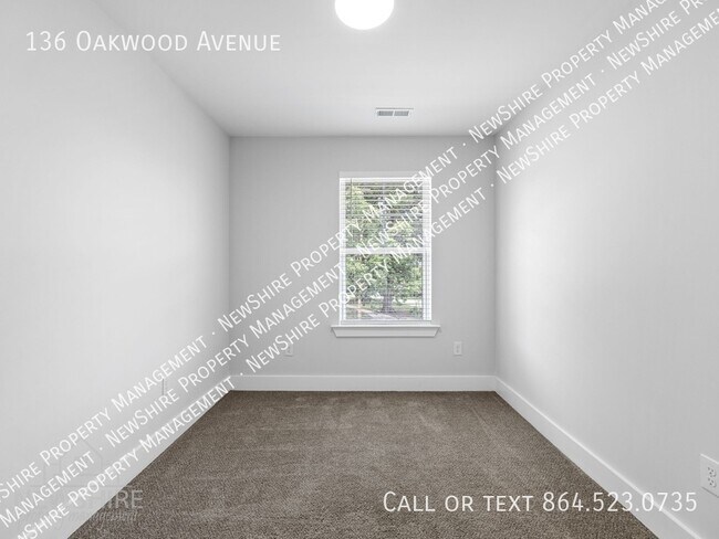 Foto del edificio - 136 Oakwood Ave