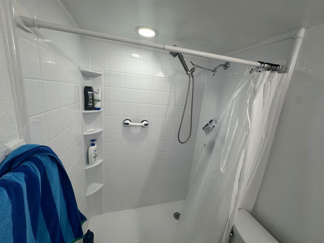 Foto principal - 6950 W 6th Ave