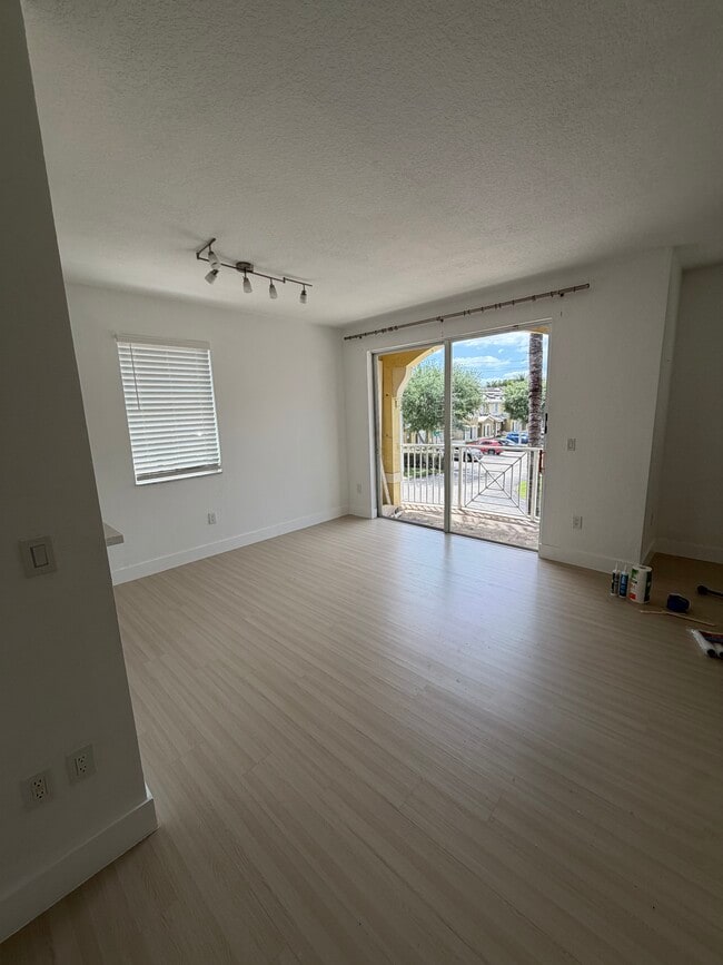 Foto del edificio - 8814 W Flagler St