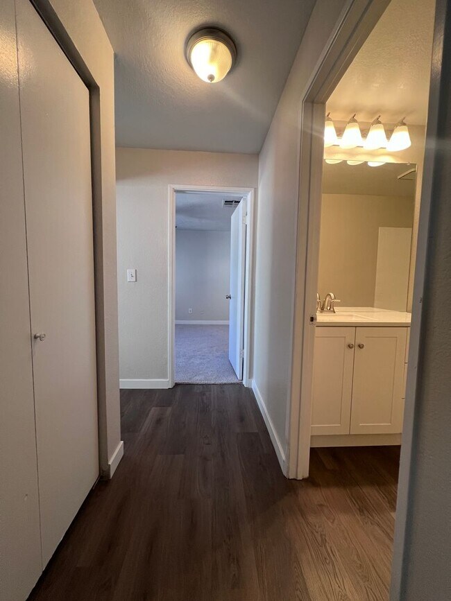 Foto del edificio - Newly Remodeled 2 bed 2 bath at Park One