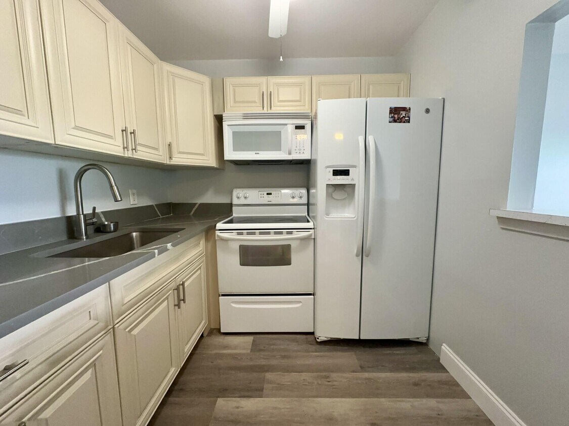 Primary Photo - 360 Camden P