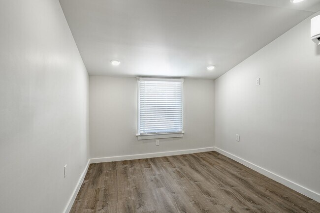 Foto del edificio - 324-326 Darby Rd-3R