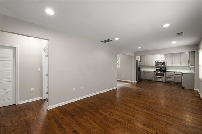Foto del edificio - 1398 Deerwood Dr