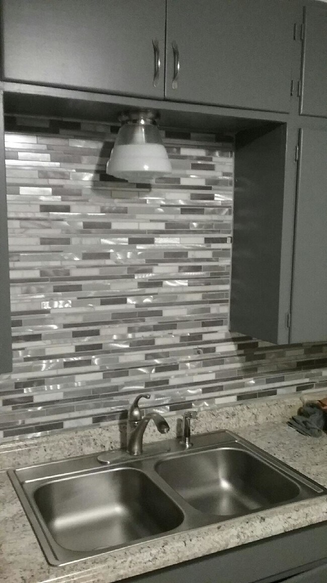 Nueva placa para salpicaduras, fregadero, & accesorios - 506 W Vine Ave