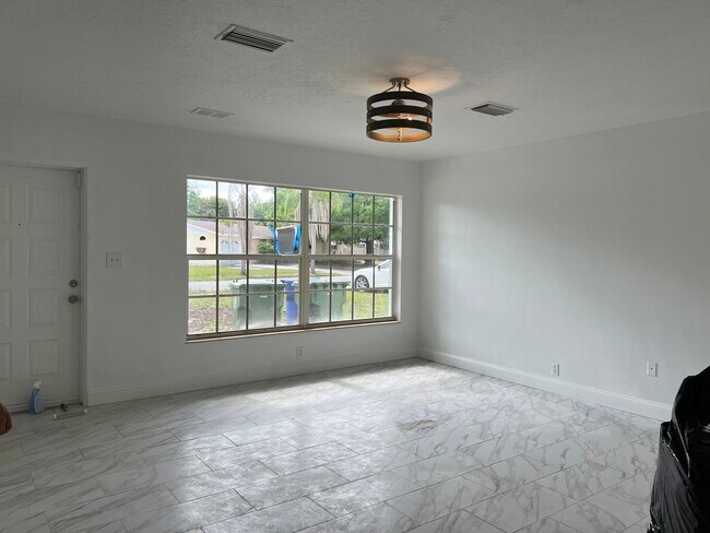 Foto del edificio - 2423 Vermont Ave E