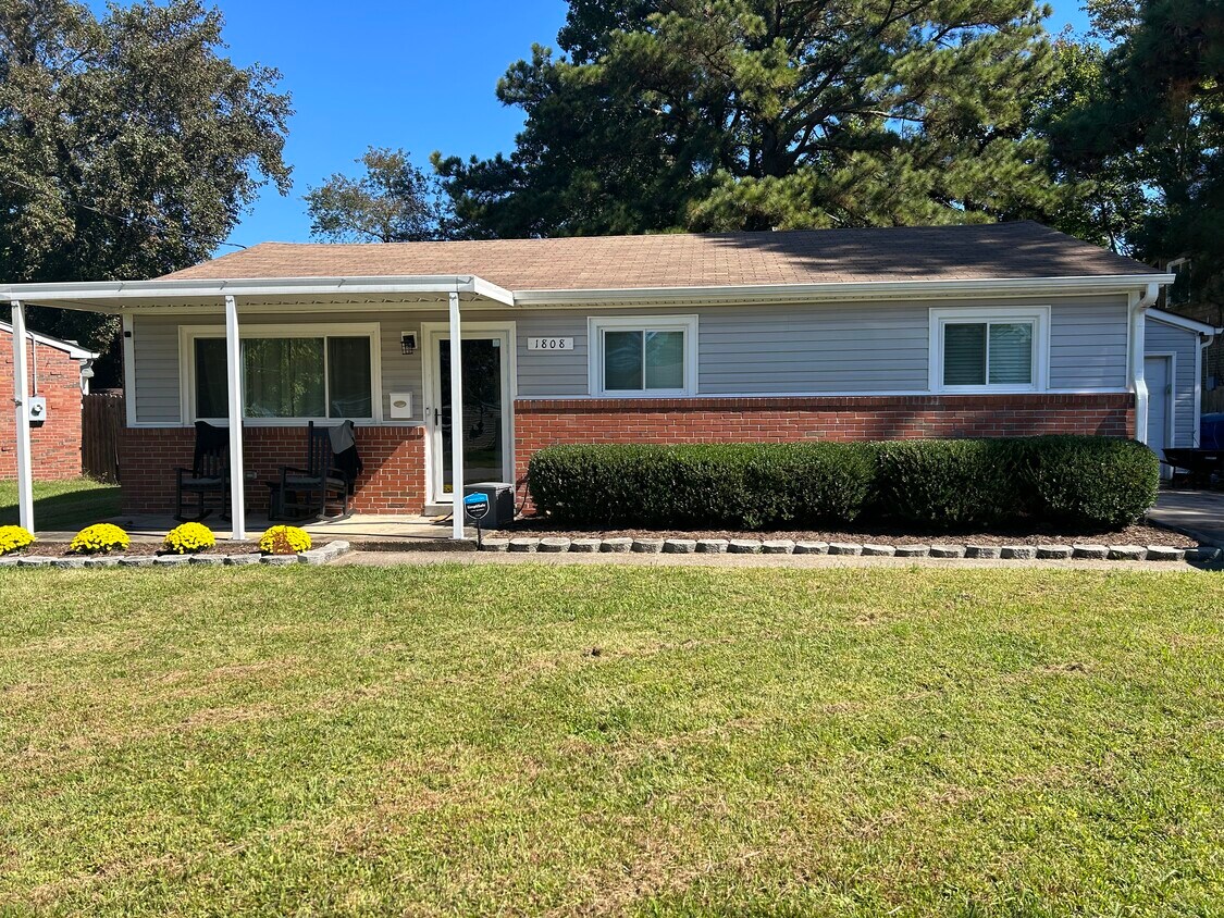 Primary Photo - 1808 N Streamline Dr