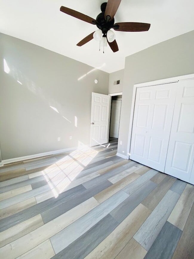 Building Photo - RARE Two Bedroom, Two Bath apartment w/ IN UNIT w/d only 2 blocks off Cumberland Avenue Strip at ...