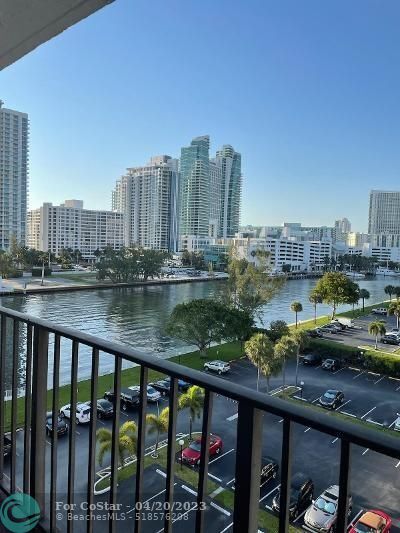 Foto del edificio - 800 Parkview Dr