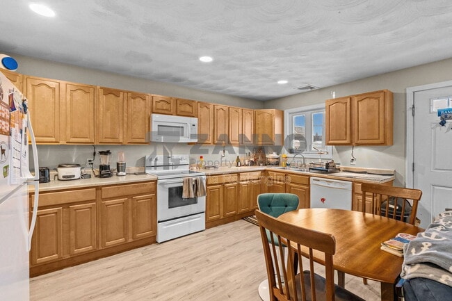 Building Photo - 498 Park Ave