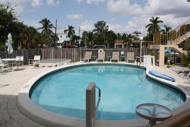 Foto del edificio - 1650 N Riverside Dr