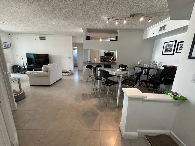 Foto del edificio - 17145 N Bay Rd