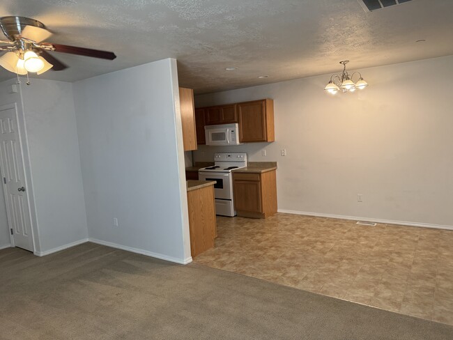 Building Photo - 915 NW Maggie Ct