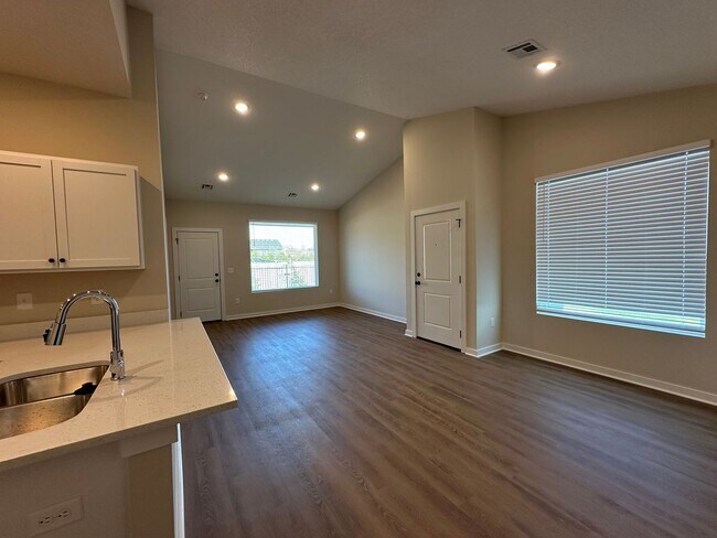 Foto del edificio - Gorgeous, BRAND NEW 4 Bedroom 2 Bath Duple...