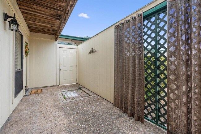 Building Photo - 6718 Silvermine Dr