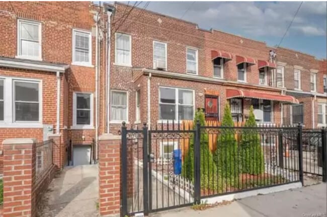 Building Photo - 951 E 221st St