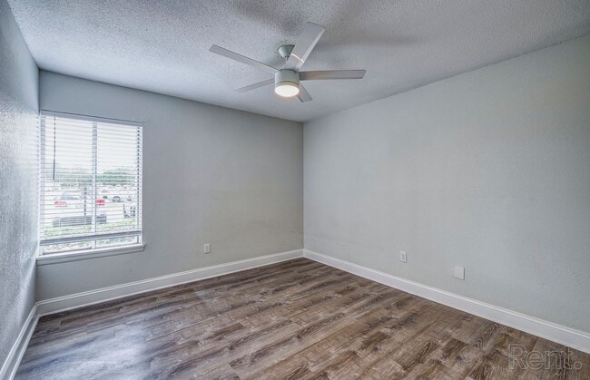 Interior Photo - Everest Gardens