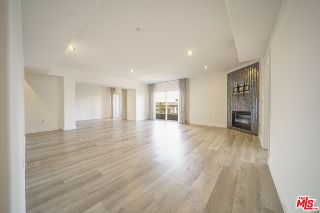 Building Photo - 970 S St Andrews Pl