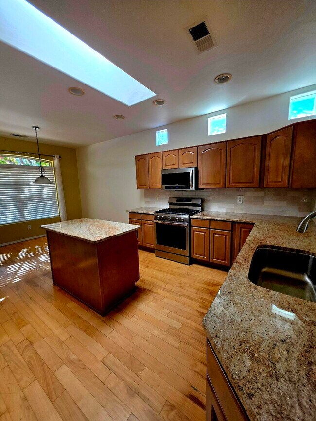 Foto del edificio - 7327 Blue Cypress Ave NE