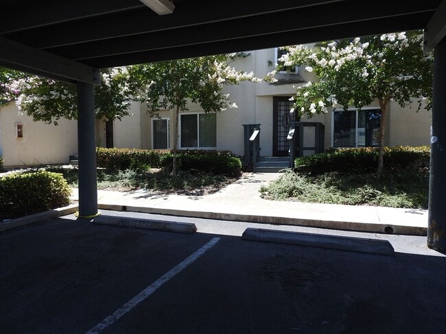 Building Photo - Lovely 2 bedroom townhouse
