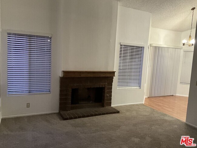 Foto del edificio - 6146 Jennifer Ln