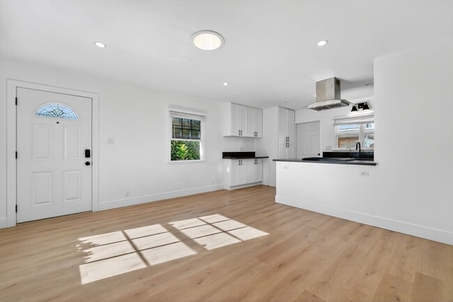 Building Photo - 6009 W 85th Pl