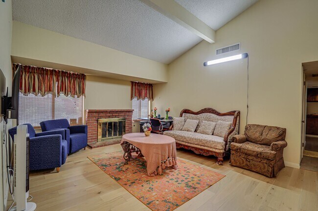 Building Photo - Great Laurelglen Home!
