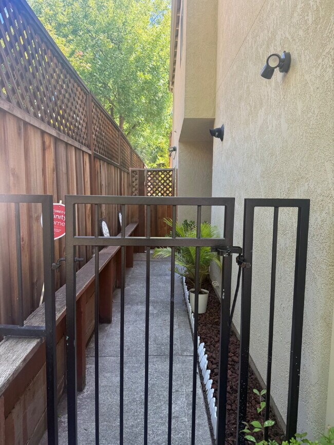 Building Photo - Charming 3 Bedroom 2.5 Bathroom Home in Pr...